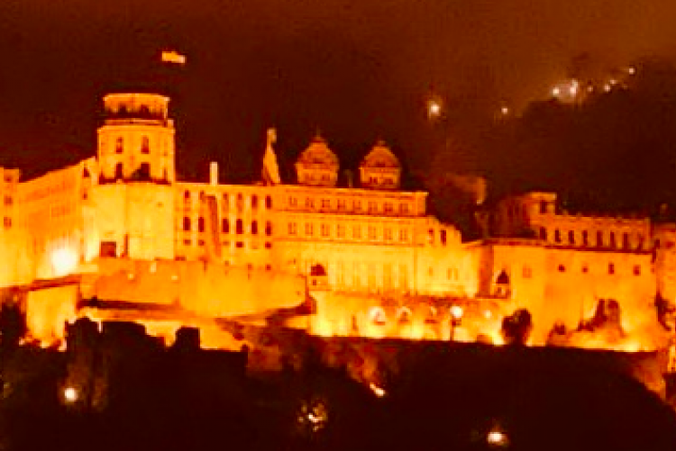Heidelberger Schloss erleuchtet in Zonta-Orange am 25.11.2020